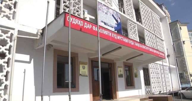 Суд оштрафовал водителя автобуса за нападение на журналистов Радио Озоди