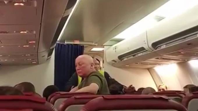 Видео из самолета: Пассажиры рейса Новосибирск - Паттайя устроили бунт перед взлетом