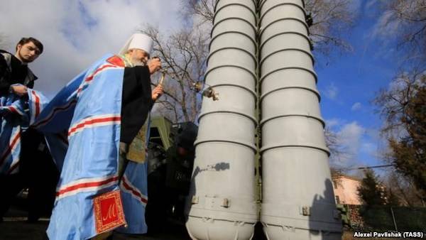 УПЦ (МП) в українському Криму благословляє окупантів на захист Росії і освячує їхню зброю