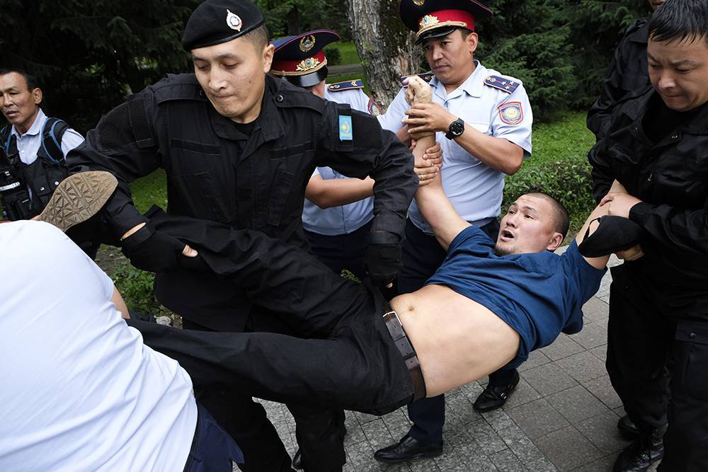 В МВД Казахстана заявили о четырех тысячах задержанных на митингах после президентских выборов