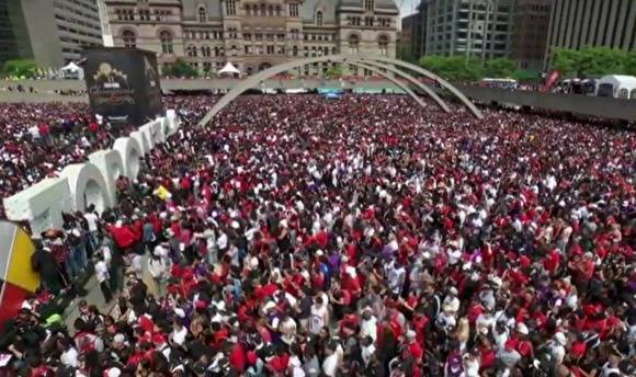 В Канаде открыли стрельбу на параде, где были миллионы людей (видео)