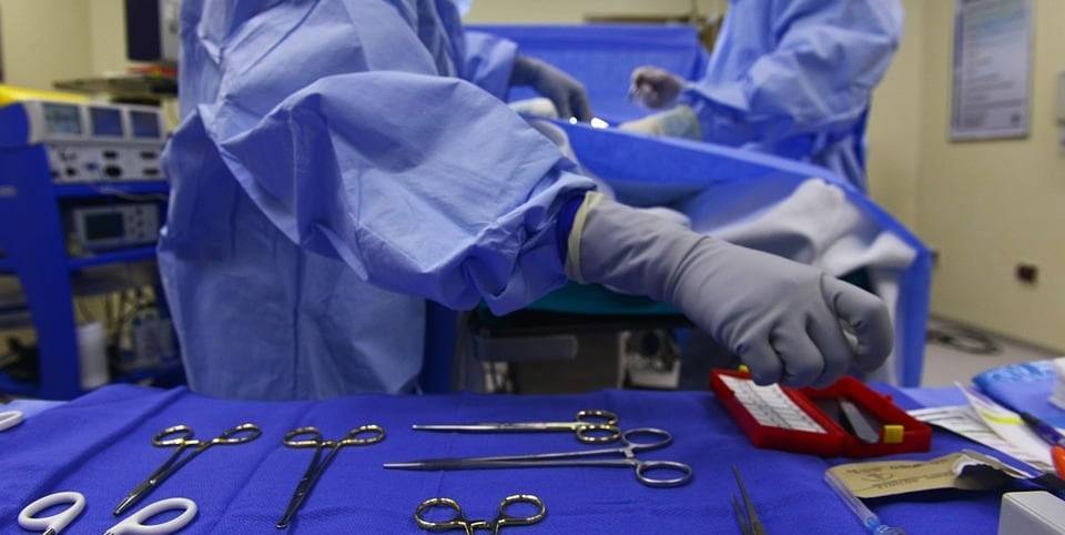 Женщина обнаружила ножницы у себя в животе спустя 23 года после операции