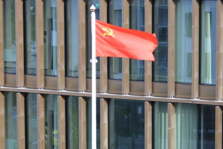 В Швеции над государственным зданием вывесили флаг СССР