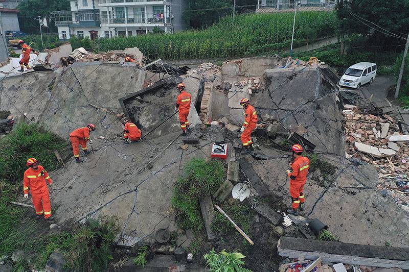 Появилось видео разрушительных последствий землетрясения в Китае