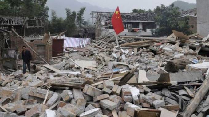 Видео из Китая: В результате  землетрясений в Сычуань погибли 12 человек