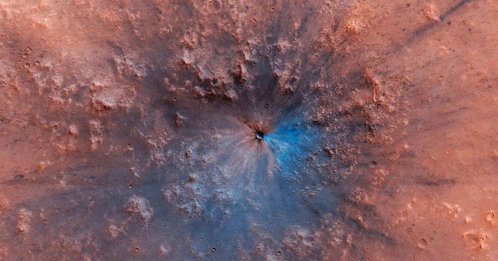 Потрясающая фотография нового кратера на Марсе