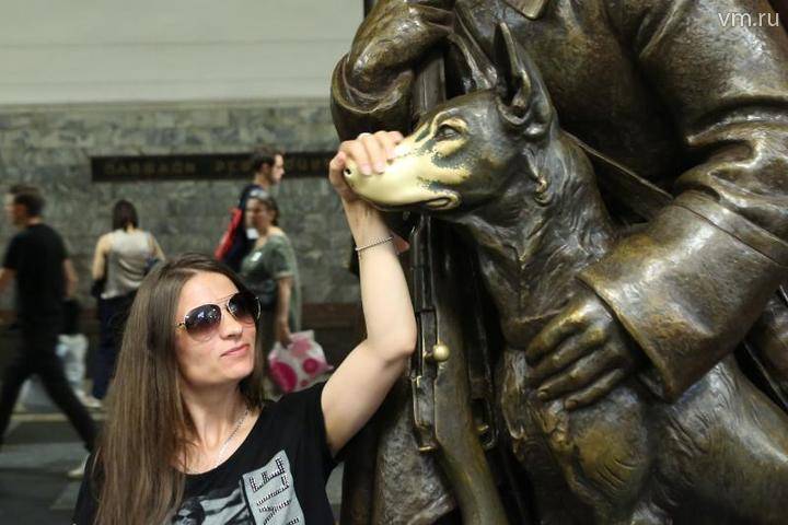 Москвичей призвали не гладить фигуры собак в метро, чтобы их не разрушить