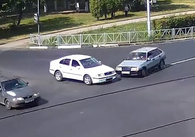 На Московском шоссе ВАЗ въехал в иномарку (видео)