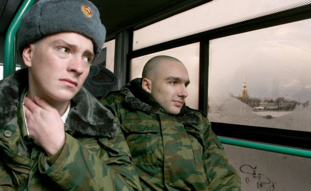 Большинство россиян уверены: делает мужчину мужчиной служба в армии