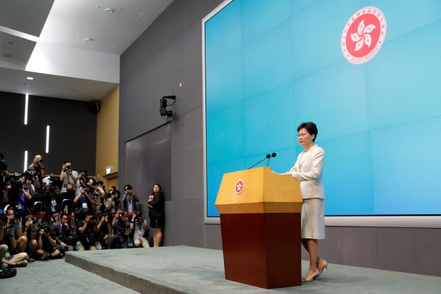 Глава Гонконга отказалась покинуть пост после массовых протестов