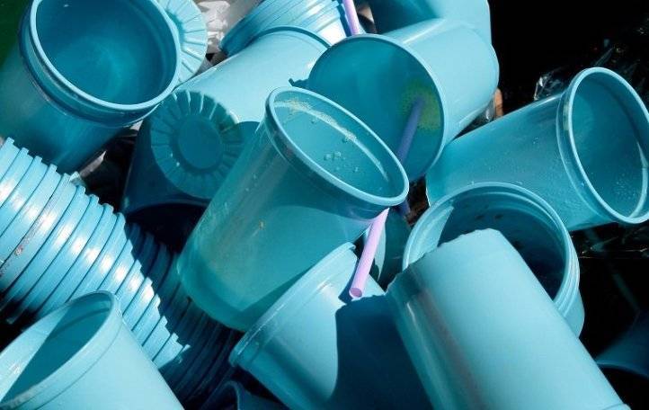 В России хотят запретить продажу одноразовых пластиковых изделий