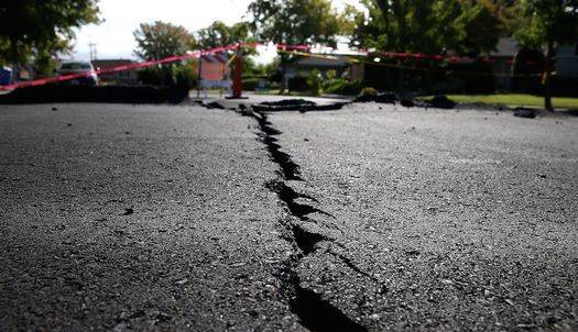 Землетрясение и оползни разрушили дороги в Китае