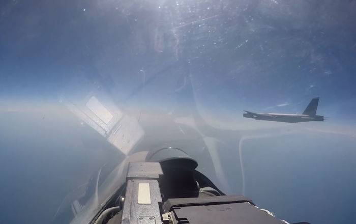 Опасные полеты близ российской границы: Су-27 перехватили бомбардировщики США - видео