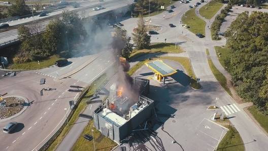 Из-за взрыва водородной заправки автомобили в Норвегии окаменели (видео)