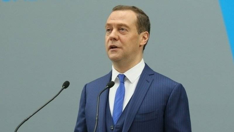 Медведев предложил увеличить детские пособия для нуждающихся