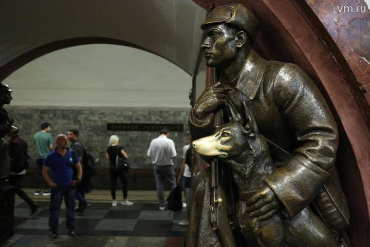 Председатель Мосгордумы призвал не запрещать людям гладить памятники в метро