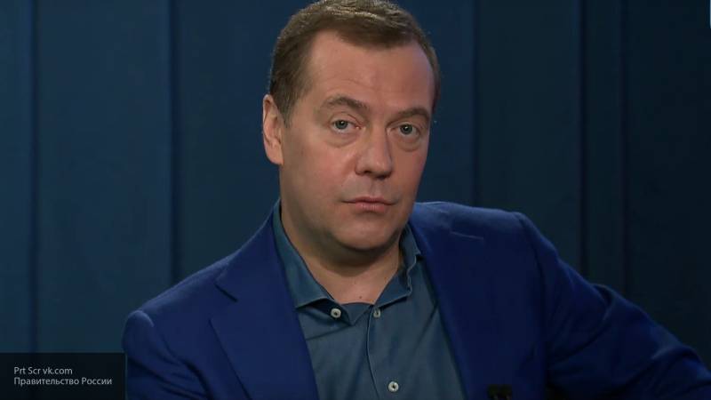 Медведев предложил адресно повышать пособие по уходу за ребенком