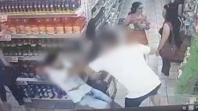 Видео: драка в супермаркете из-за тележки закончилась увечьями