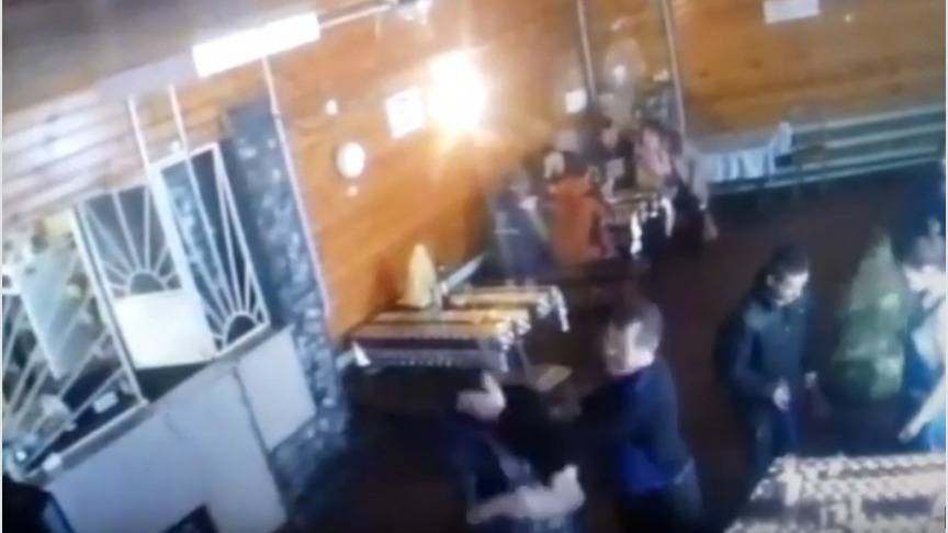 Котельничанин, избивший посетителей кафе, получил 11 месяцев «строгача»