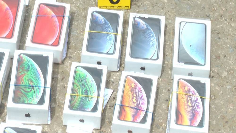 Вооруженные налетчики украли 43 iPhone из магазина в Актобе (фото)