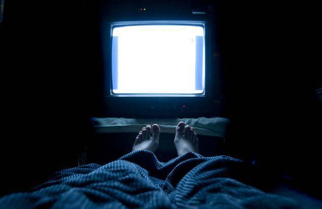 Ученые заявили о влиянии сна со включенным телевизором на женский вес