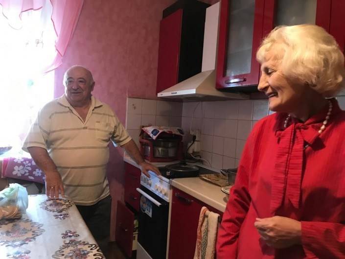 "Мне никогда не было стыдно за сына!": трогательная встреча с родителями Зеленского, журналистка расплакалась