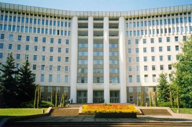 Парламент Молдавии создал комиссию по расследованию попытки путча