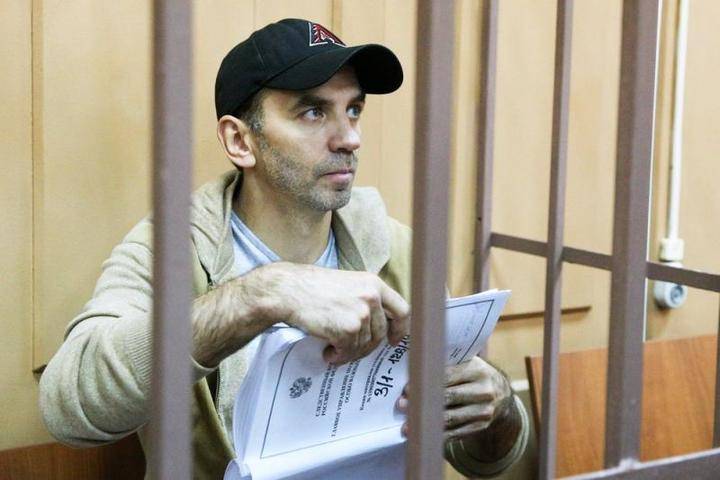 Павел Гусев заявил, что Михаила Абызова не стоило держать в клетке во время суда