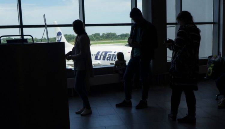 Саперы проверяют аэропорт Кишинева после сообщения о бомбе
