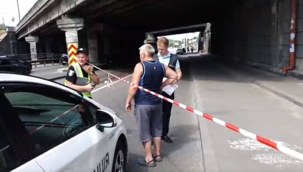 В Киеве мужчина спрыгнул с моста под колеса грузовика: последствия заставляют шевелится волосы на голове