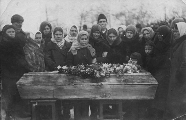 Чётное или нечётное: сколько цветов не принято у русских класть на могилу | Русская семерка