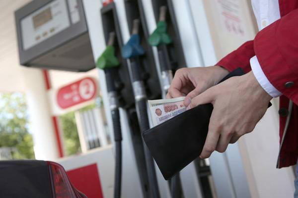 Росстат: цены на бензин взлетели на 17,5% в мае