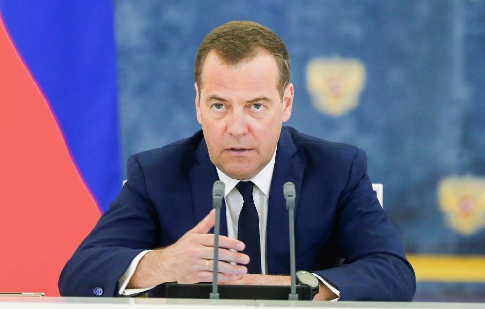 Медведев предлагает повысить пособие по уходу за ребенком на принципе адресности