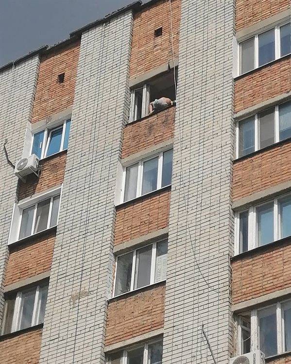 Ульяновец хотел выпрыгнуть из окна, но его спасли полицейские