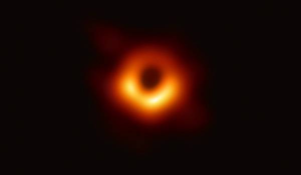 Ученые показали первое фото черной дыры