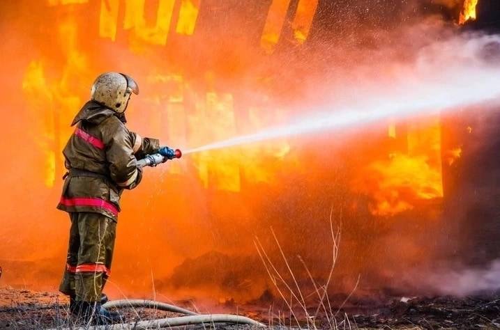 20 семей эвакуировали из охваченного пожаром дома в Алматы