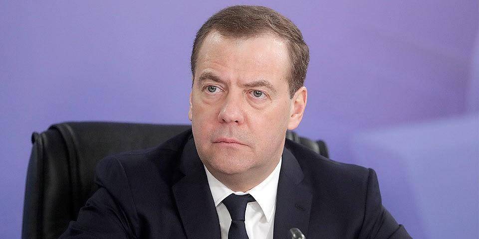 Медведев предложил увеличить 50-рублевое пособие по уходу за ребенком, но только для бедных