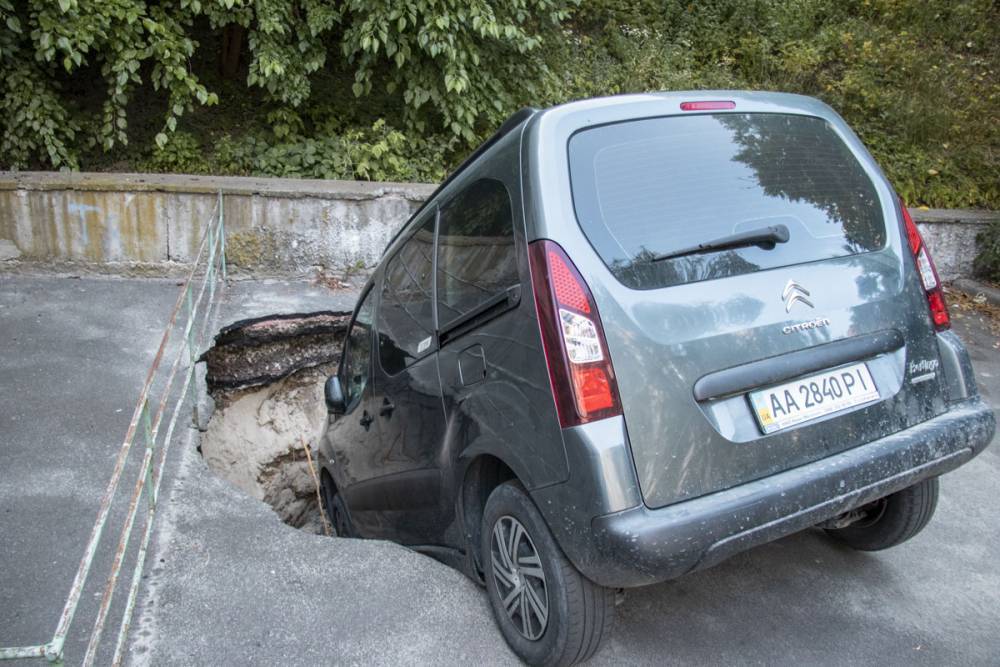 Украина — это Европа: в Киеве под асфальт провалились два автомобиля