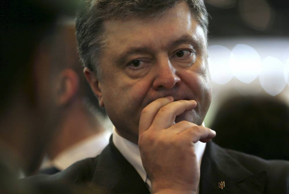 От Порошенко продолжают отворачиваться вчерашние соратники: бывшего президента жестоко предали