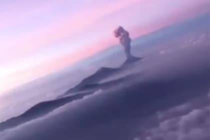 Снятое из иллюминатора самолета извержение вулкана поразило пользователей Сети