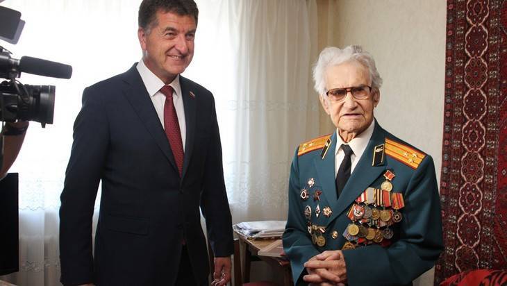 Брянского ветерана Бориса Шапошникова поздравили с 95-летием