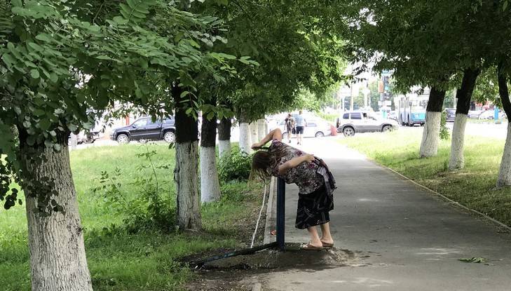 Уличные колонки стали спасением жителей Брянска в жару - bragazeta.ru - Брянск