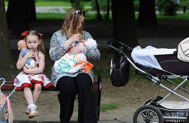 Медведев предложил увеличить размер детских пособий