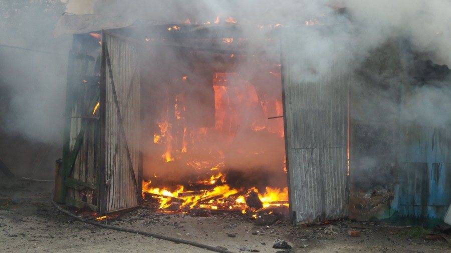 В Заволжье сгорели два гаража и два сарая