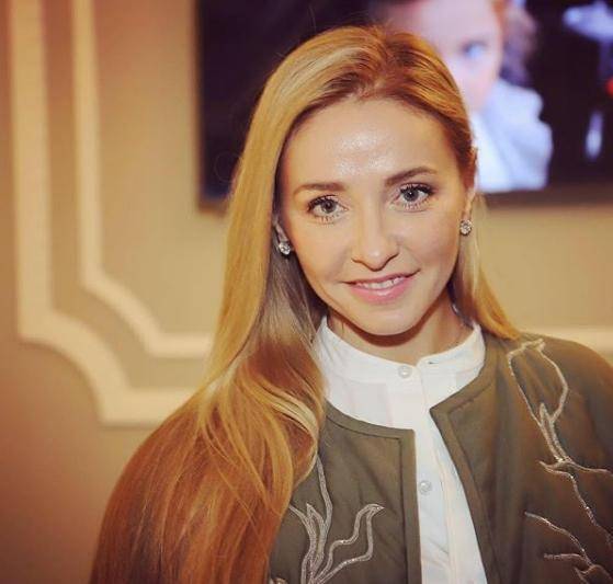 Младшая дочь Татьяны Навки Надежда Пескова стала победительницей юношеских соревнований по фигурному катанию