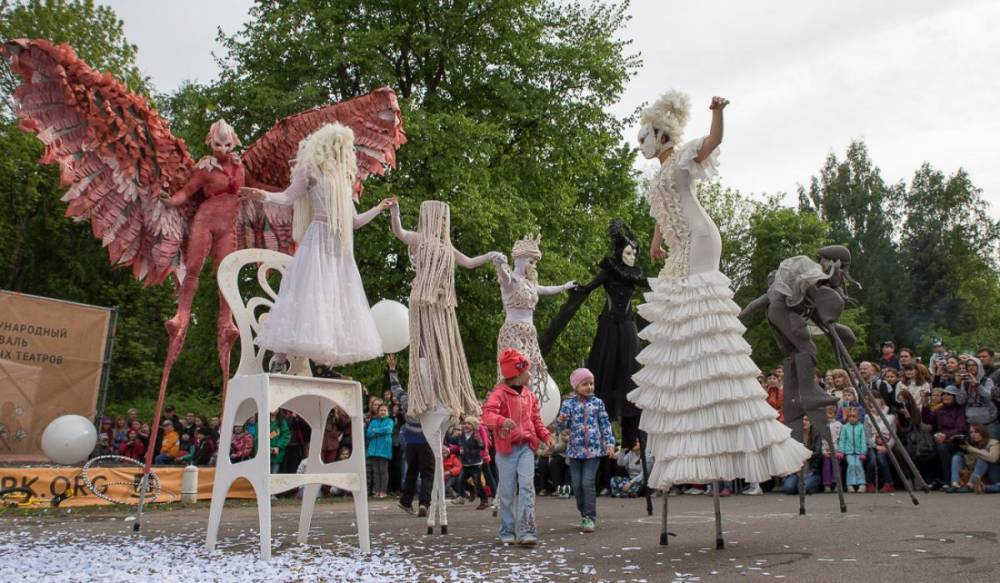 На фестивале уличных театров «Елагин парк» представят более 80 постановок