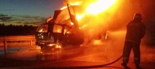«Ничем помочь не могли»: на тюменской трассе машина загорелась после ДТП, два человека погибли