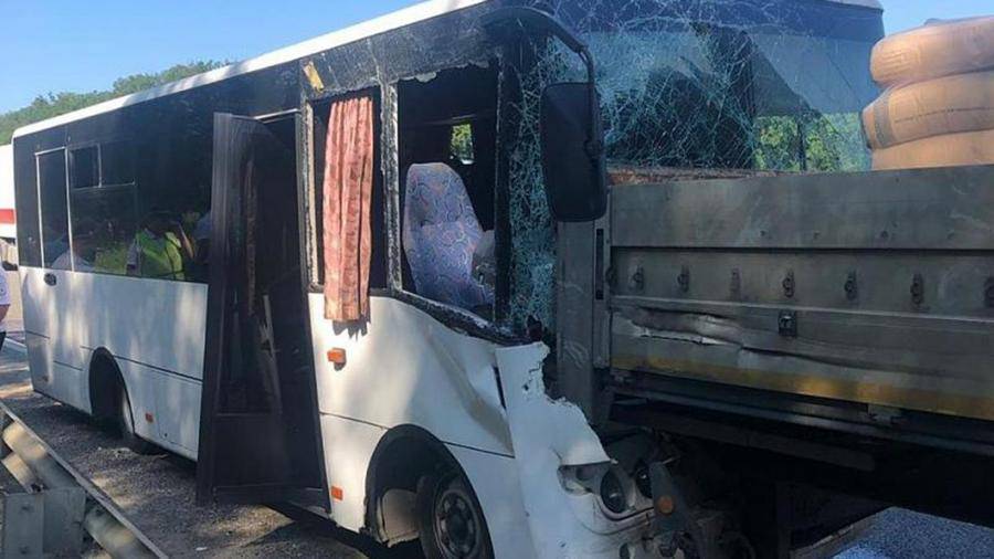 В ДТП с автобусом на Кубани пострадали 17 человек