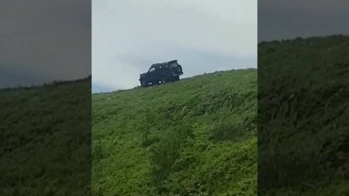 Видео от очевидца: Во Владивостоке джип сорвался с горы, люди вылетели из машины