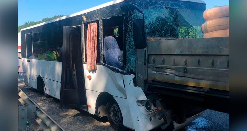 При столкновении автобуса и грузовика на Кубани пострадали 17 человек